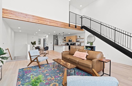 North Kansas City Apartment | The Lockwood Loft | Modern 2BR Townhome w/Garage + Balcony