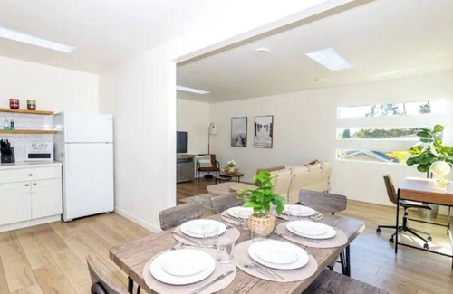 Harbor Apartment | The Locust Landing, 10 Minutes to Beach, AC, Private Parking, 2 Bedrooms, Fits 5