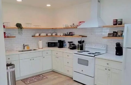 Harbor Apartment | The Locust Landing, 10 Minutes to Beach, AC, Private Parking, 2 Bedrooms, Fits 5
