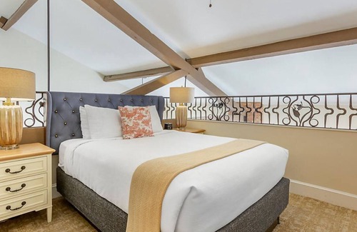 French Quarter Resort | The Lodge Alley Inn in the heart of Charleston!