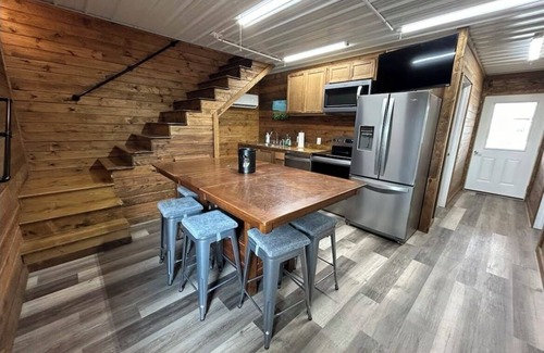 Crawford County Cabin | The Lodge at 11 Rock Ranchn7 bedroom heat and air, wifi and pool!