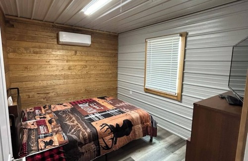 Crawford County Cabin | The Lodge at 11 Rock Ranchn7 bedroom heat and air, wifi and pool!