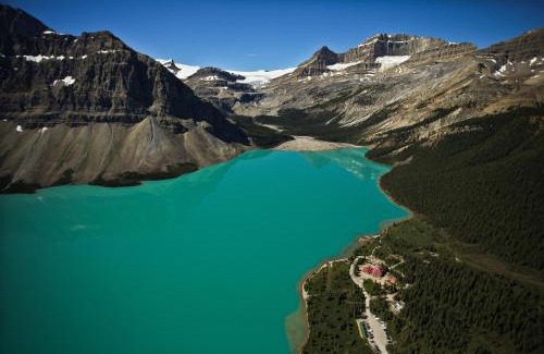 Bow Lake Hotel | The Lodge at Bow Lake