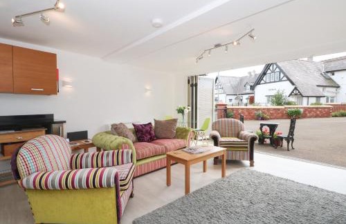 Holt House | The Lodge at Cross Cottage