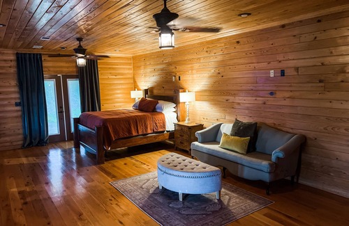 Oakland Cabin | The Lodge at Enid LakennOxford, MS Retreat and Enid Lake fishing lodge
