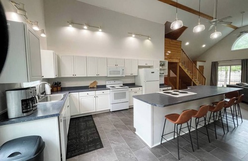 Bridgton House | The Lodge at Moose Pond & Pleasant Mtn Sleeps 20