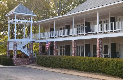 Wakefield Hotel | The Lodge at The Bluffs