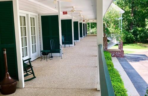 Wakefield Hotel | The Lodge at The Bluffs