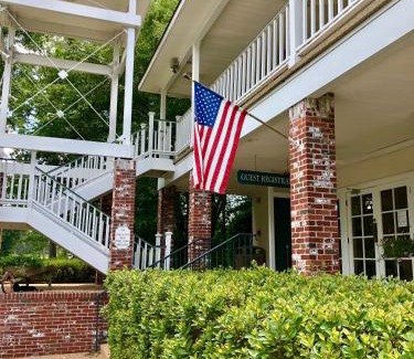 Wakefield Hotel | The Lodge at The Bluffs