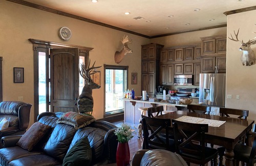 Stilwell Cabin | The lodge at the 4300 acre Hunt Mill Hollow Ranch is a wildlife destination.