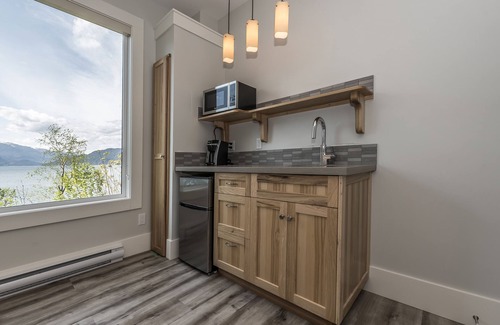 Harrison Hot Springs Cabin | "The Lodge on Harrison Lake" Suite #1