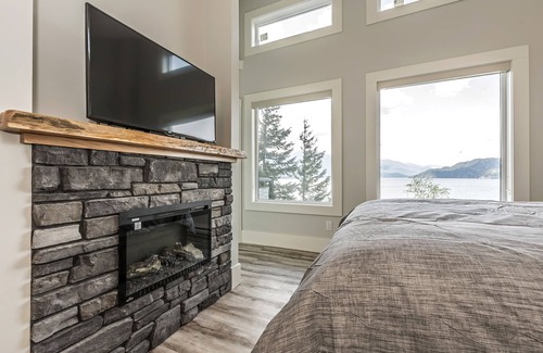 Harrison Hot Springs Cabin | "The Lodge on Harrison Lake" Suite #2