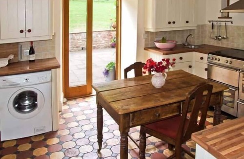 Ross-on-Wye Cottage | THE LODGE FARM BARN, family friendly, with open fire in Deepdean