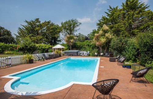 Westleigh House | The Lodge