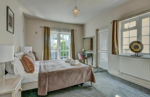 Westleigh House | The Lodge