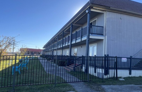Runaway Bay Condo | THE LODGE. Hotel suite, fitness room, Pool. In Runaway Bay on Lake Bridgeport