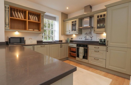 Lancaster Cottage | THE LODGE HOUSE, character holiday cottage, with a garden in Galgate