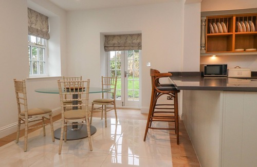 Lancaster Cottage | THE LODGE HOUSE, character holiday cottage, with a garden in Galgate