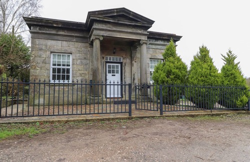 Lancaster Cottage | THE LODGE HOUSE, character holiday cottage, with a garden in Galgate