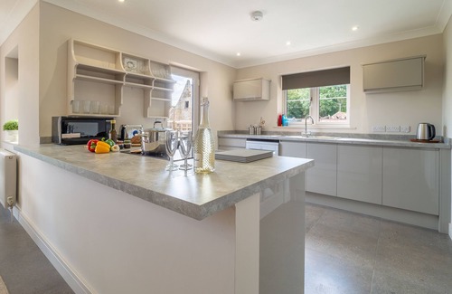 King's Lynn Apartment | The Lodge is a beautifully finished, single-storey home offering modern and stylish holiday accommod