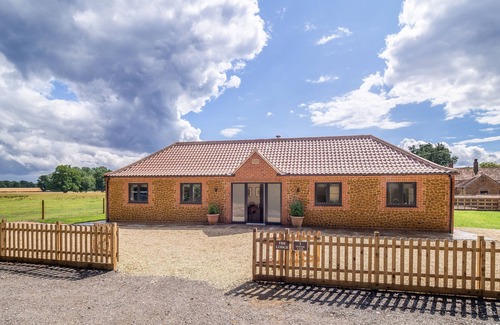 King's Lynn Apartment | The Lodge is a beautifully finished, single-storey home offering modern and stylish holiday accommod