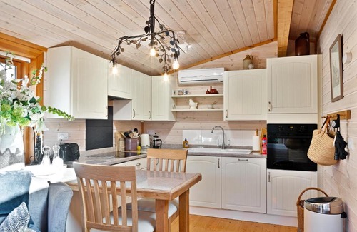 Hurstpierpoint Apartment | The Lodge - Luxury Lodge with Super King Size Bed, Kitchen & Shower Room