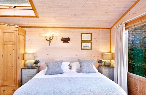Hurstpierpoint Apartment | The Lodge - Luxury Lodge with Super King Size Bed, Kitchen & Shower Room
