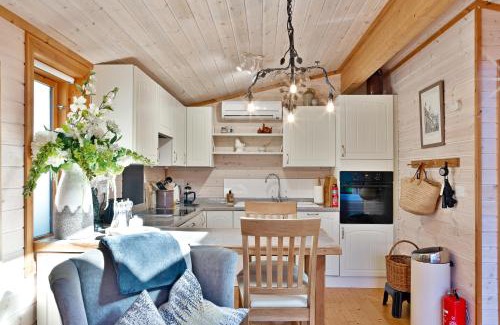Hurstpierpoint Apartment | The Lodge - Luxury Lodge with Super King Size Bed, Kitchen & Shower Room