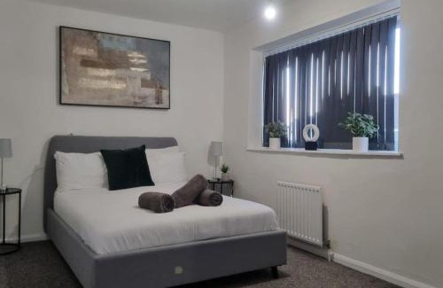 Broadheath House | The Lodge Manchester Airport Free parking Wi-Fi