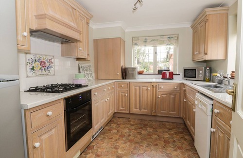 Hadleigh Cottage | THE LODGE OFF HIGH STREET, pet friendly, with a garden in Hadleigh