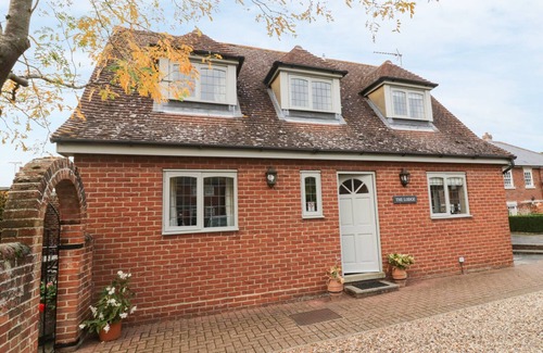 Hadleigh Cottage | THE LODGE OFF HIGH STREET, pet friendly, with a garden in Hadleigh