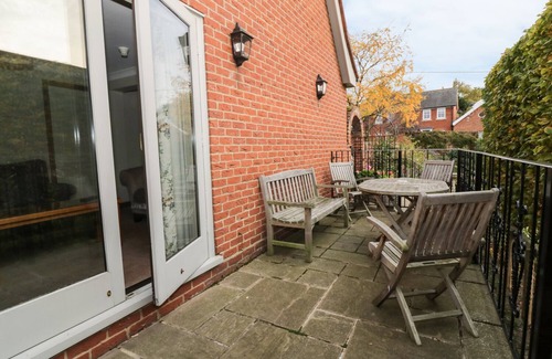 Hadleigh Cottage | THE LODGE OFF HIGH STREET, pet friendly, with a garden in Hadleigh
