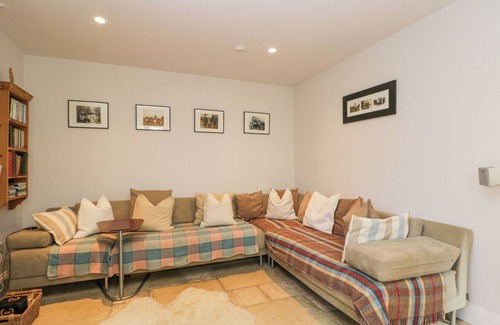 Coln St Aldwyns Cottage | THE LODGE, pet friendly, character holiday cottage in Coln St Aldwyns