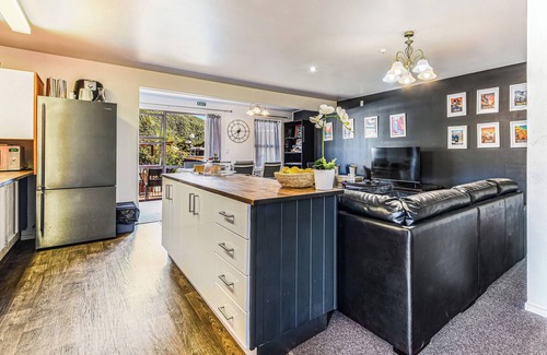 Waikawa Bay House | The Lodge - Picton Holiday Home