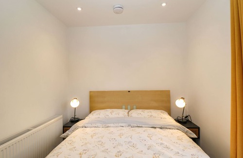 Upton Cheyney Cottage | THE LODGE, romantic, with a garden in Bitton