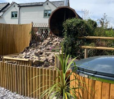 Pontesbury House | The lodge spa with sauna hot tub outdoor kitchen with firepit area