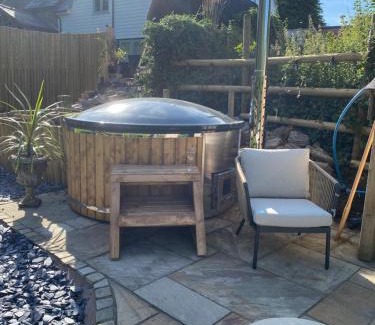 Pontesbury House | The lodge spa with sauna hot tub outdoor kitchen with firepit area