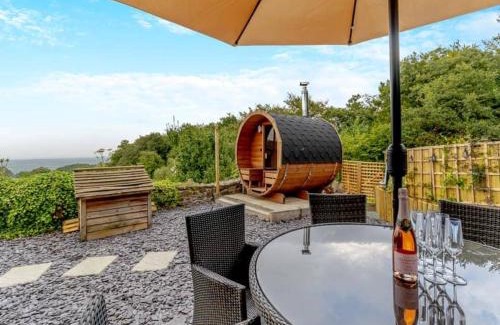 Pontesbury House | The lodge spa with sauna hot tub outdoor kitchen with firepit area