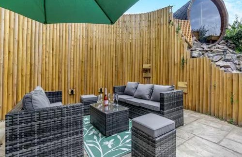 Pontesbury House | The lodge spa with sauna hot tub outdoor kitchen with firepit area