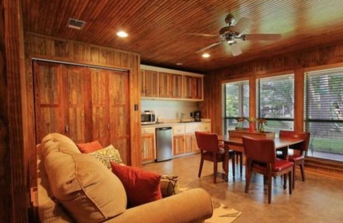 Uvalde Cabin | The Lodge.Upscale Private Cottage
