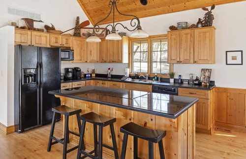 The Galena Territory Villa | The Lodge, 'North Woods' Galena escape w/hot tub & fire pit!