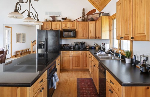 The Galena Territory Villa | The Lodge, 'North Woods' Galena escape w/hot tub & fire pit!