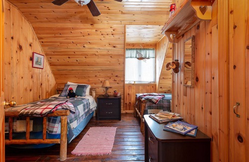 Golden Lake Cabin | The Lodge | Wood Fireplace | Starlink Internet