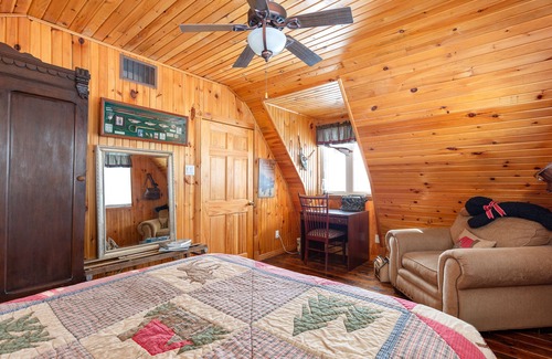Golden Lake Cabin | The Lodge | Wood Fireplace | Starlink Internet