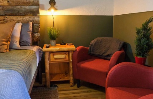 Drake House | The Lodgepole Suite (Unit 5) at Field Guide Rocky Mountain