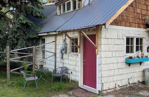 Vernon Cottage | The Loft - a cozy getaway for two