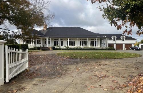 Auckland Bed & Breakfast | The Loft at Henton Lodge