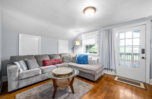 Clarksville House | The Loft at Madison Terrace - Private Unit (102 Madison Terrace)