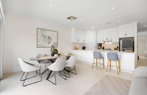 Mawson Lakes House | The Loft at Mawson 3BR Wifi Parking