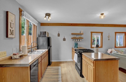 Central Colorado Springs House | The Loft House ~ Downtown Location ~ Secluded Hot Tub